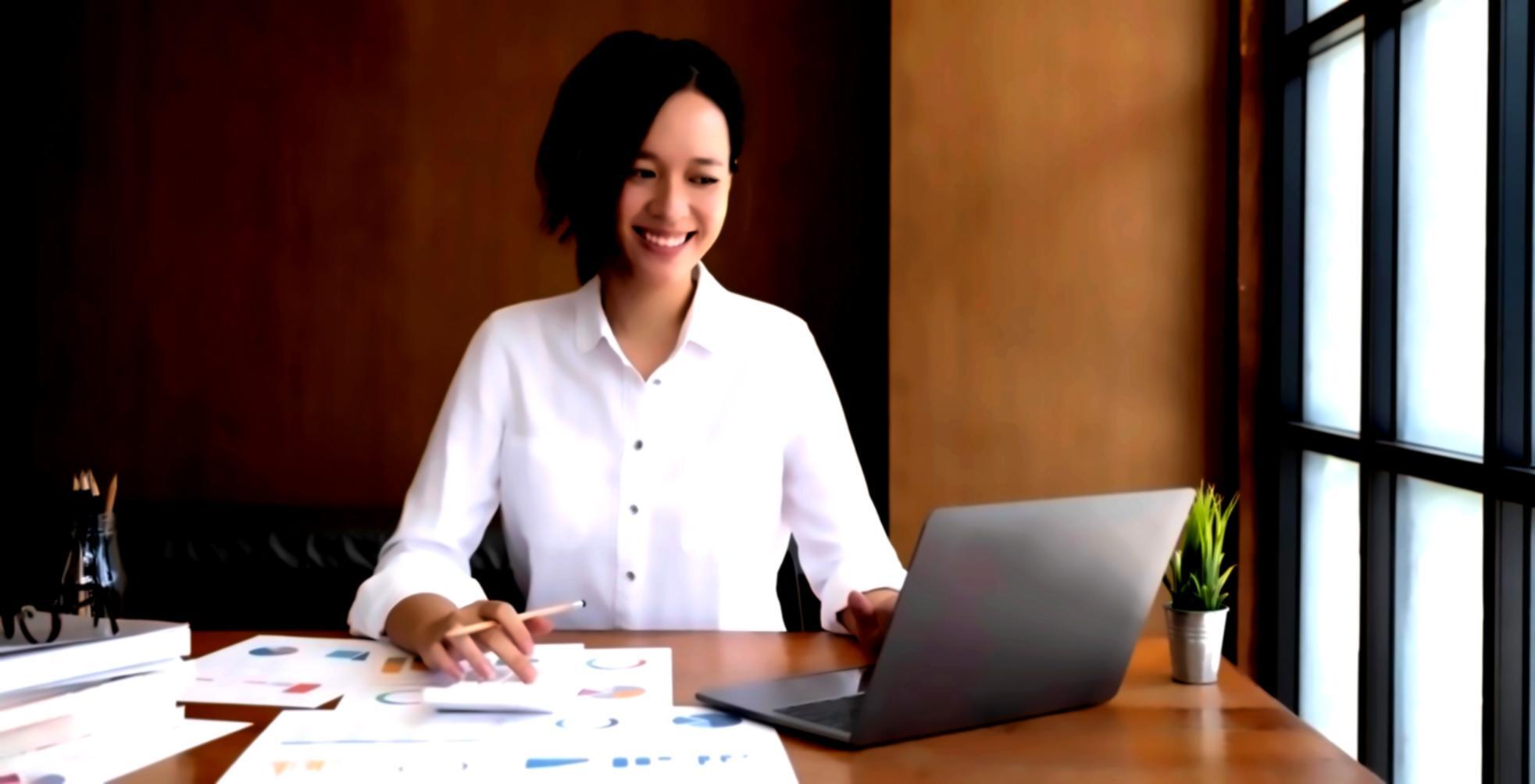 Persona trabajando tranquilamente en planificación financiera